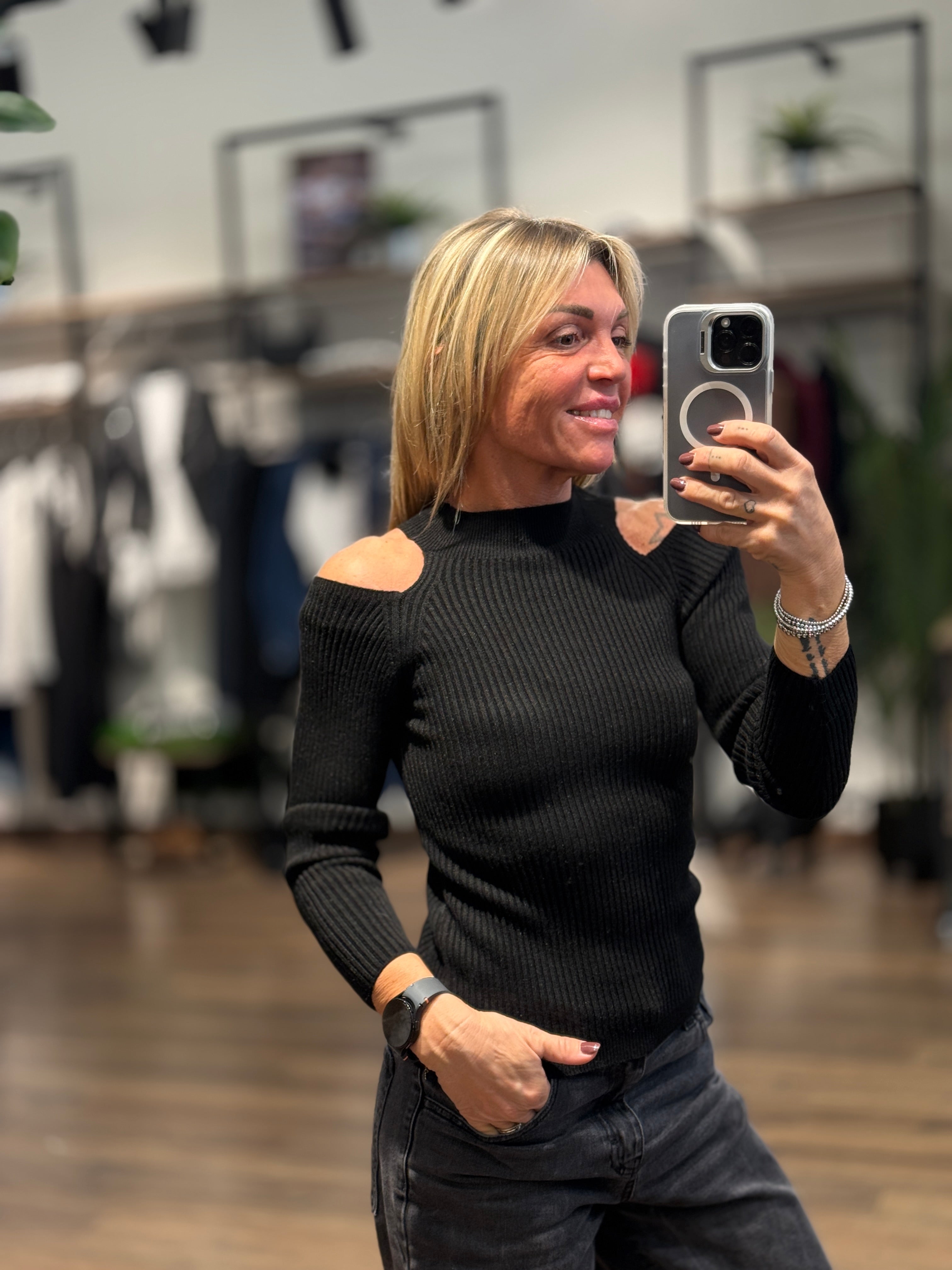 Maglia con spalle scoperte