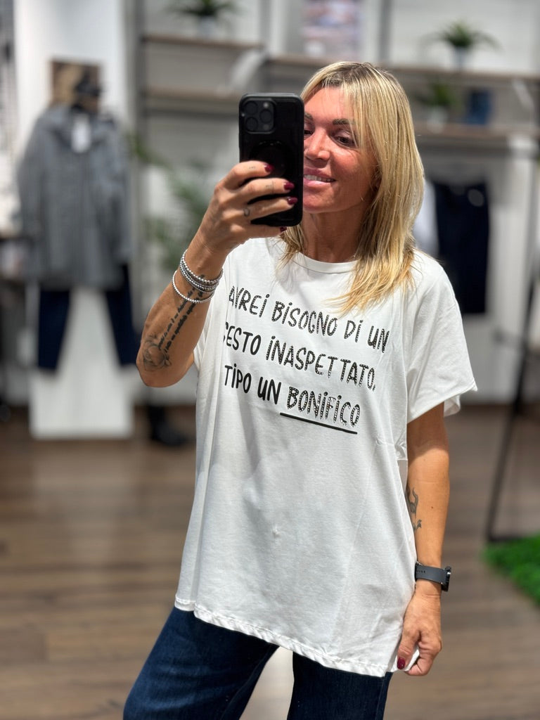T-shirt con scritta "Avrei bisogno di un..."