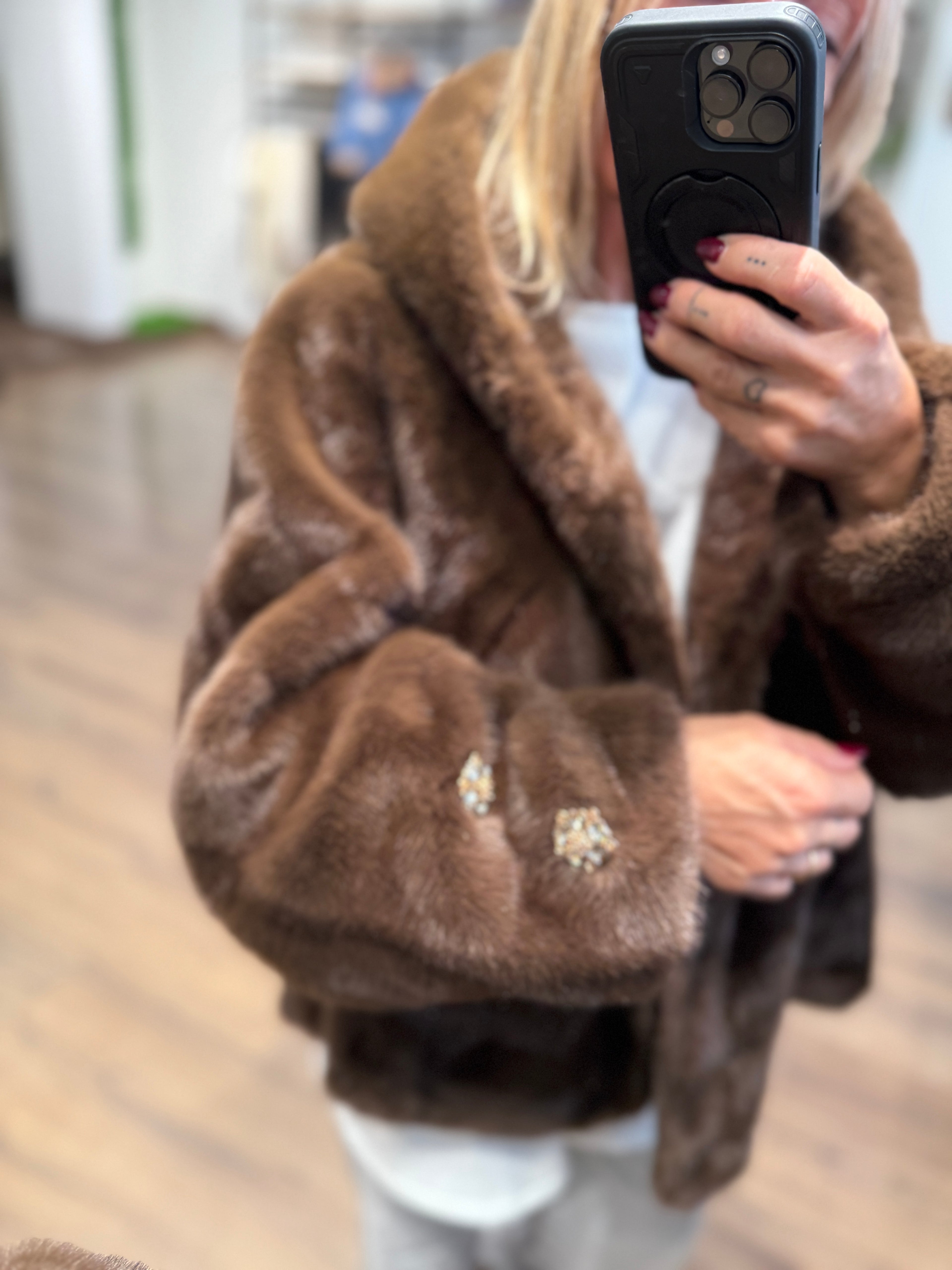 Giubbo in ecopelo con cappuccio e bottoni gioiello