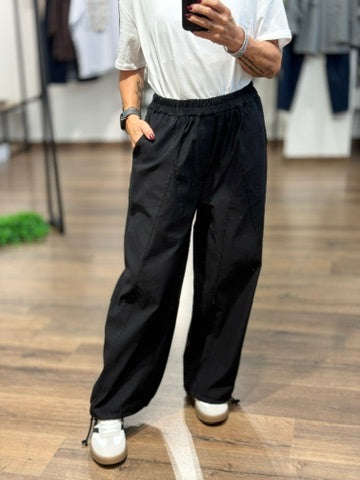 Pantalone con gamba morbida e con coulisse sulla caviglia