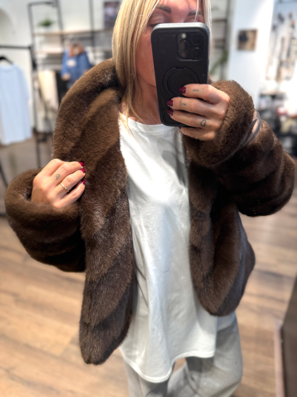 Giacca in ecopelo con collo sciallato