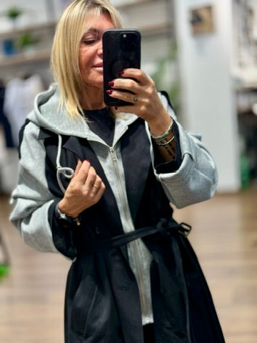 Trench bicolor con inserti in felpa