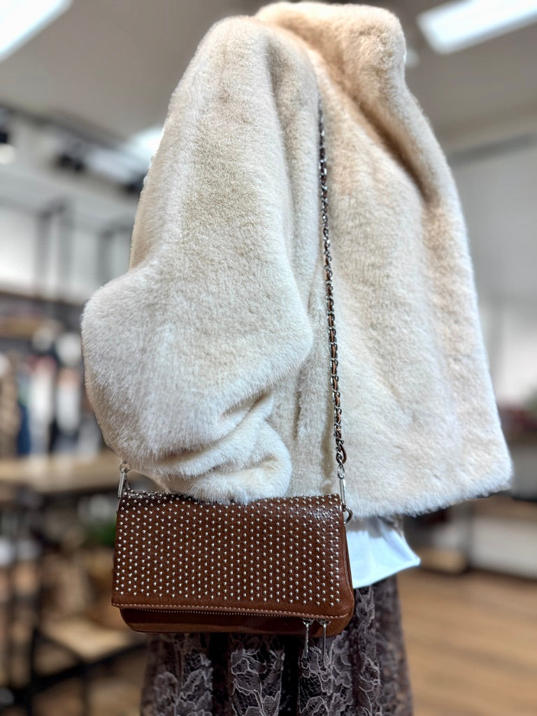 Clutch con borchie con apertura zip e bottoni a pressione