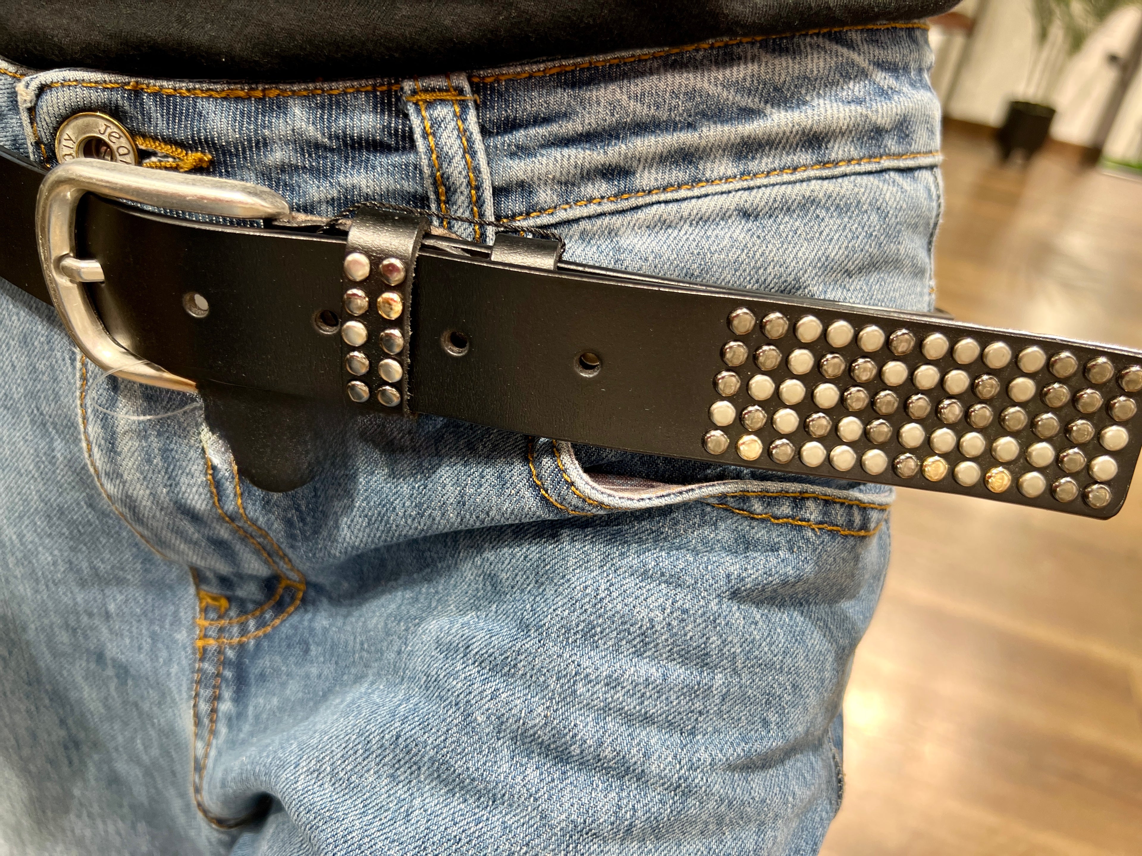 Cintura in pelle con borchie argentate