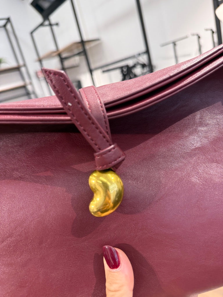 Borsa a mano con chiusura in metallo oro
