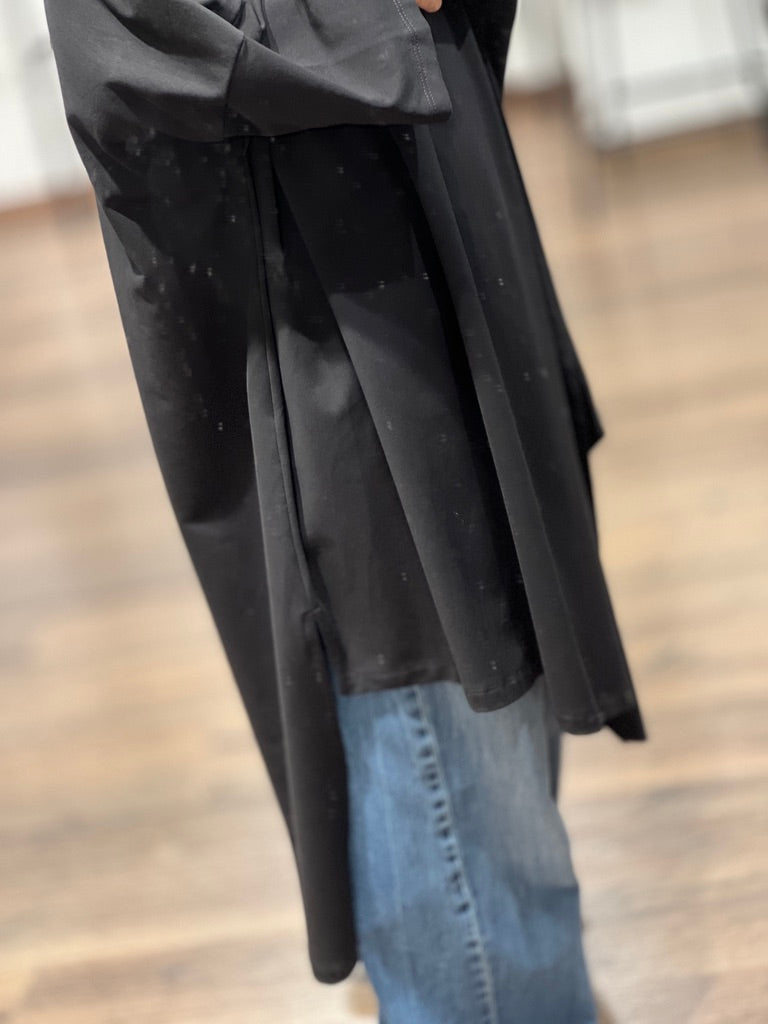 Abito over nero con scollo a V
