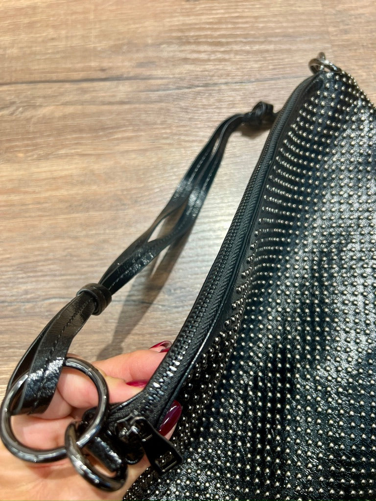 Borsa piatta con borchiette