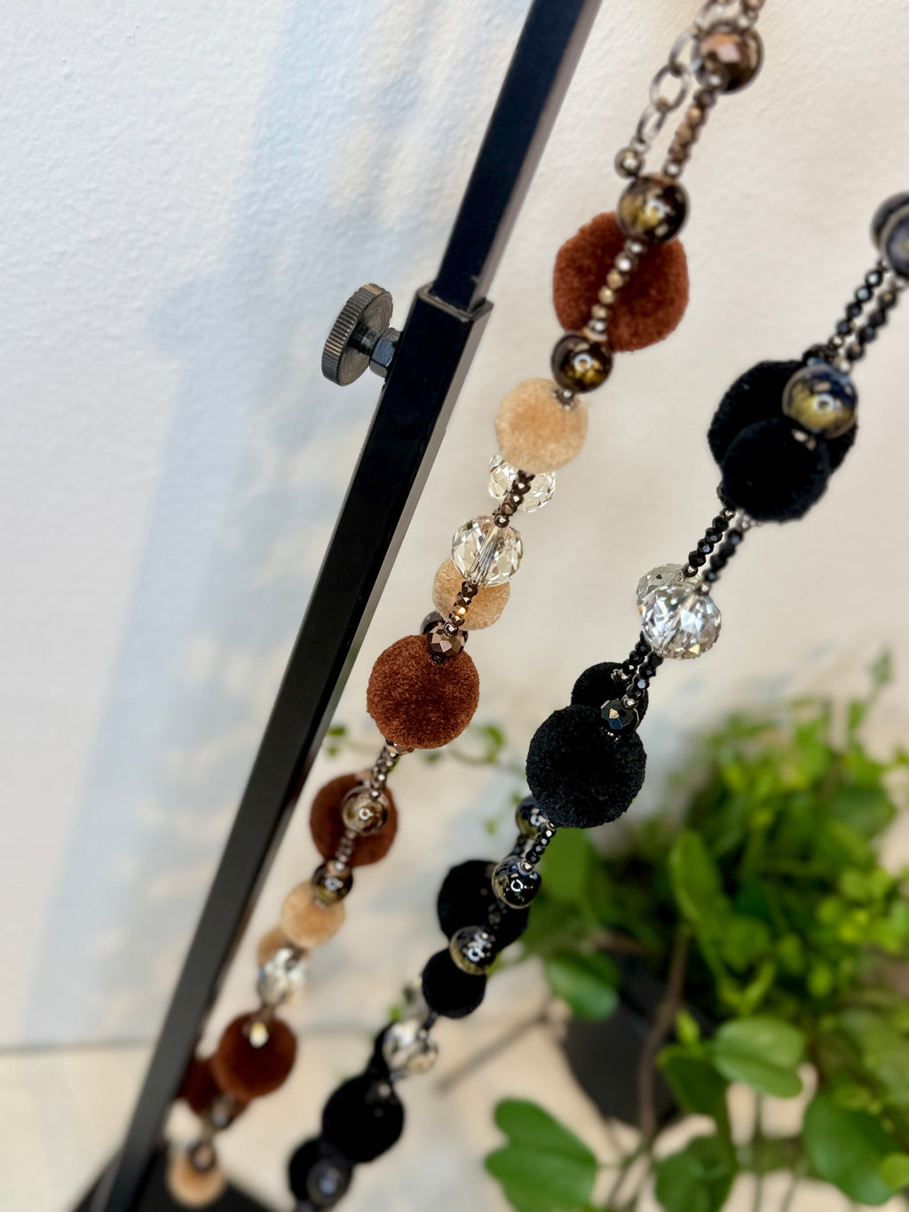 Collana con sfere in tessuto