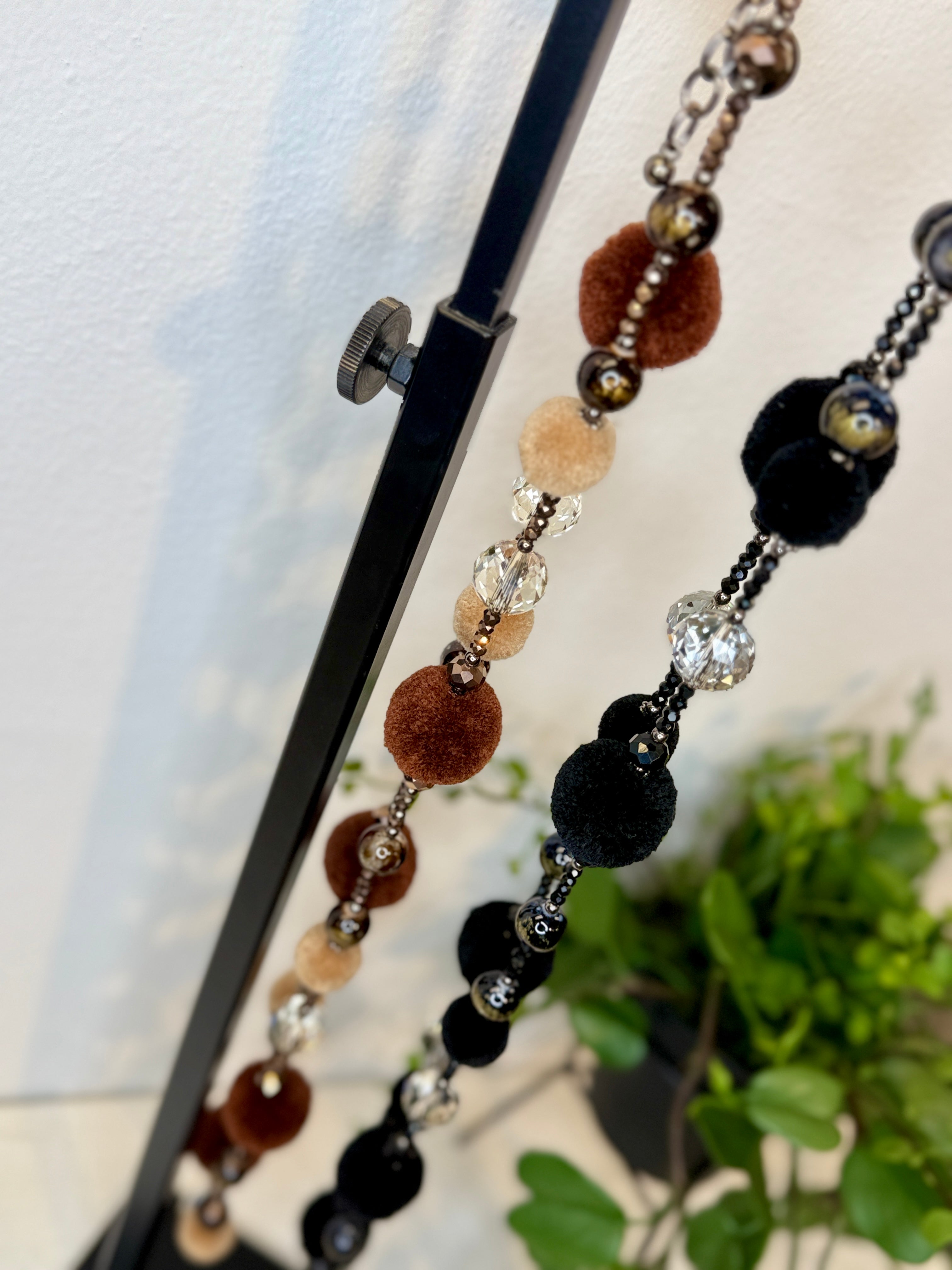Collana con sfere in tessuto