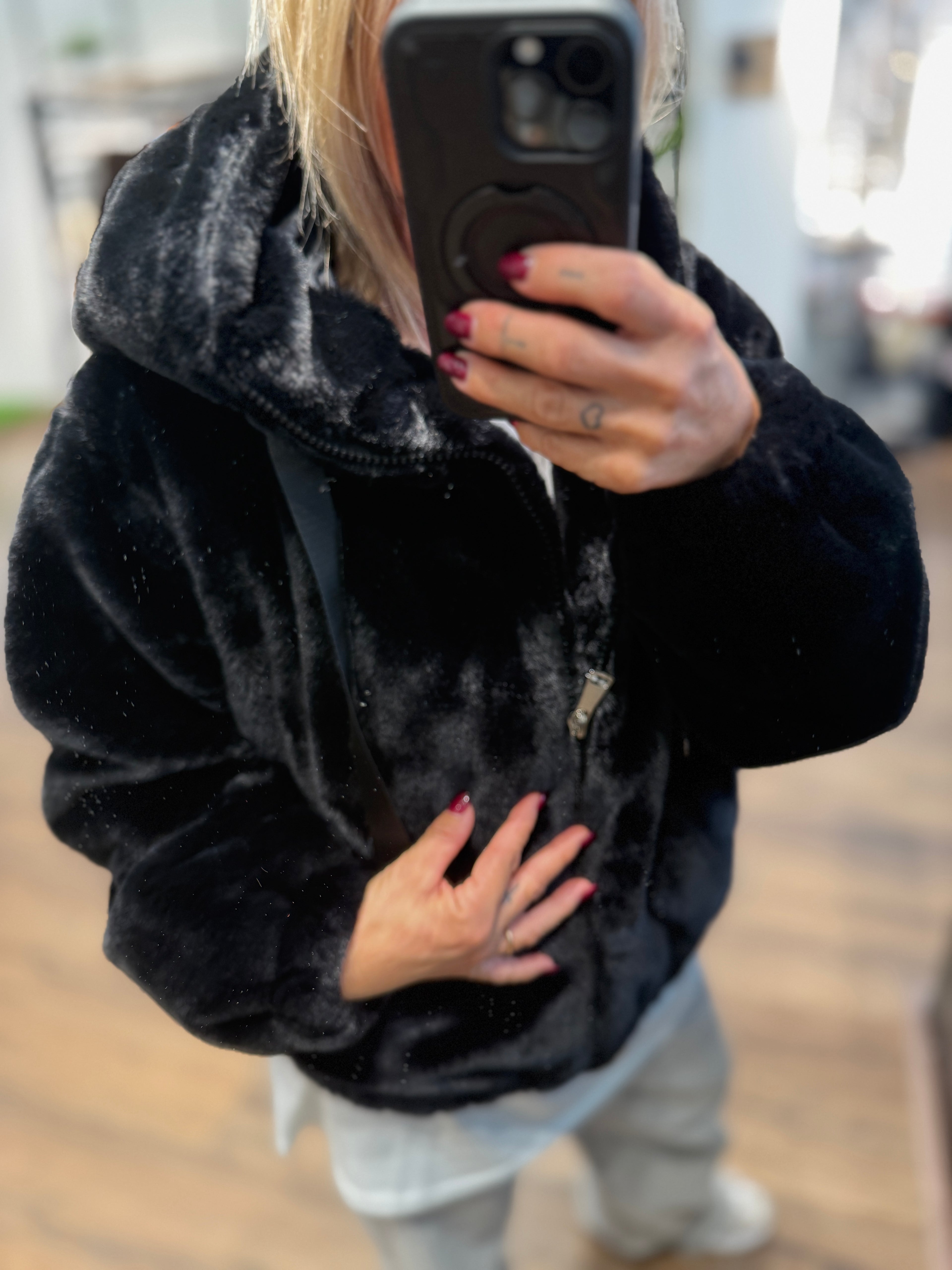 Giaccone in ecopelo con zip e cappuccio