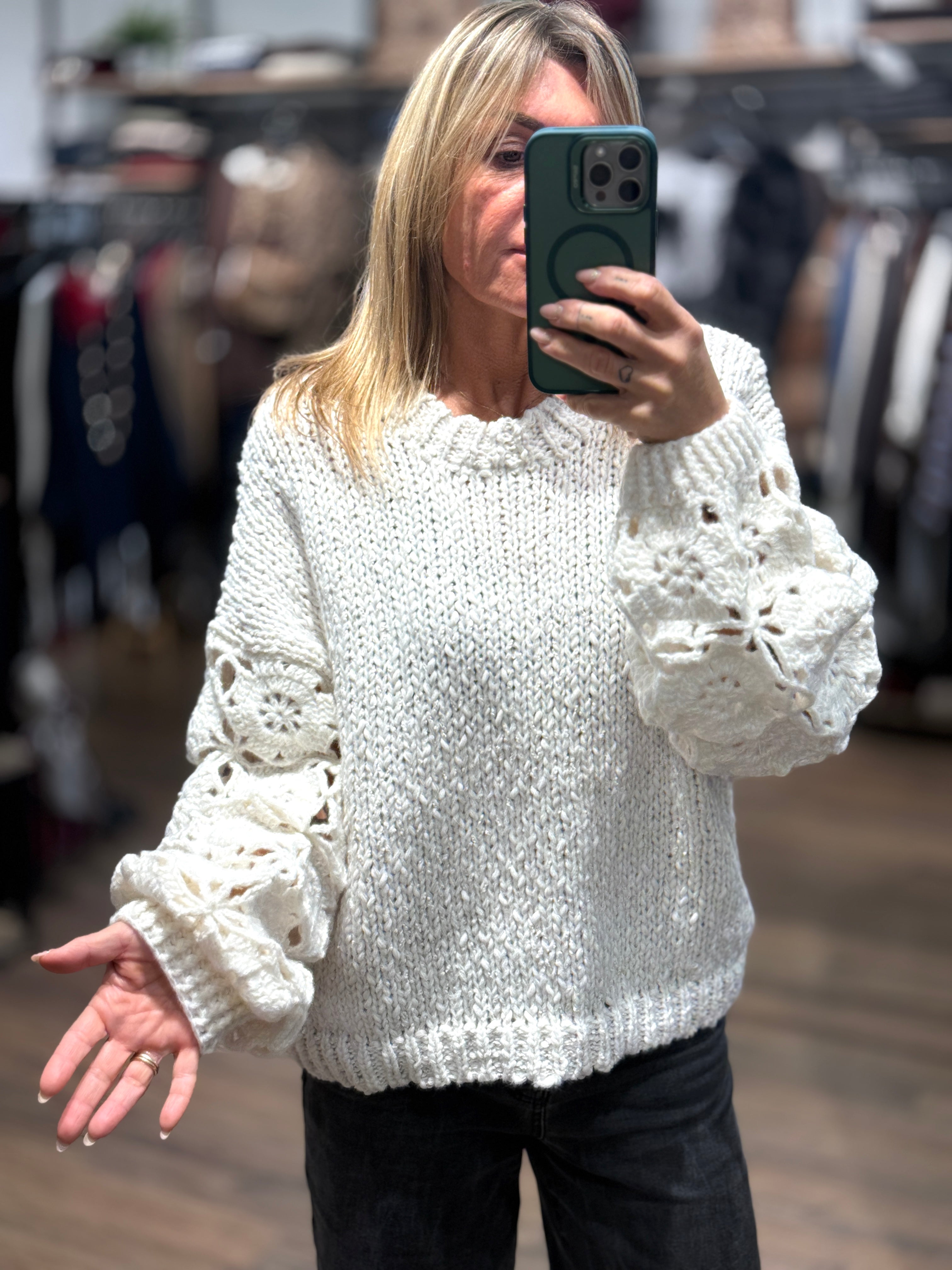 Maglia con maniche ricamate tipo ucinetto