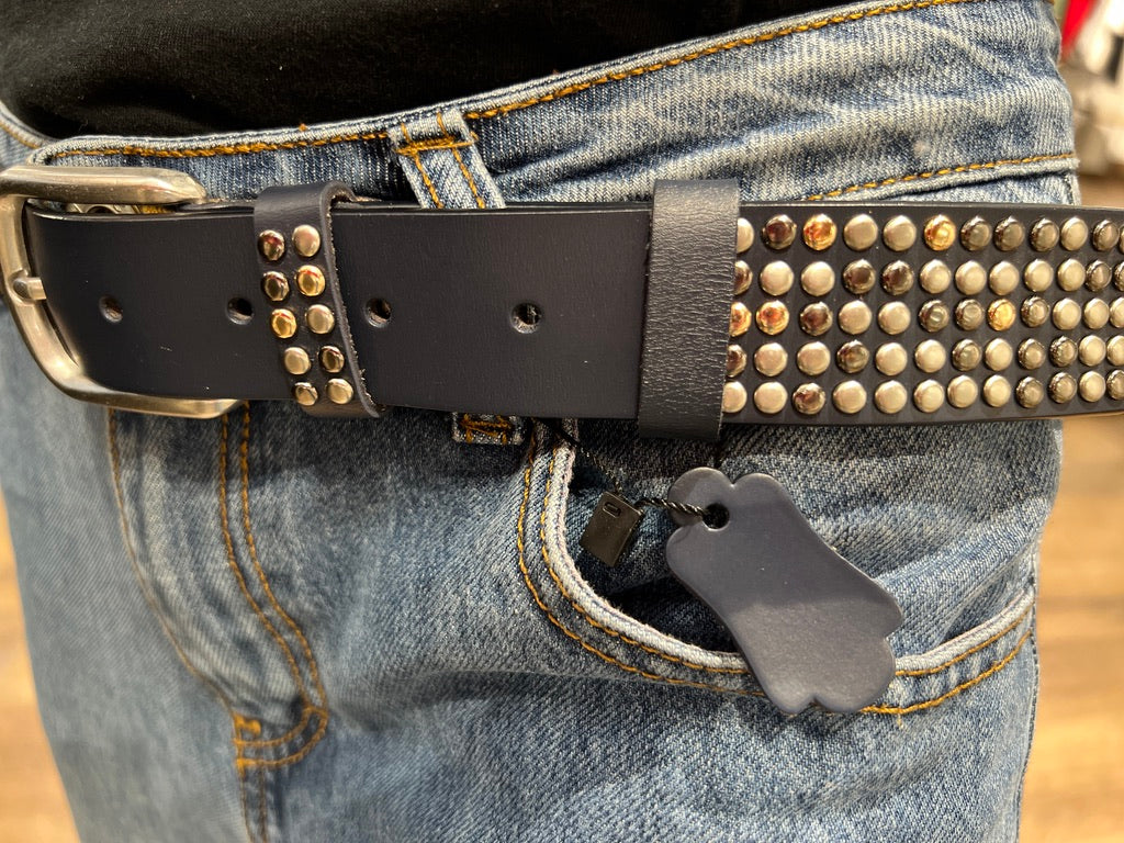 Cintura in pelle con borchie