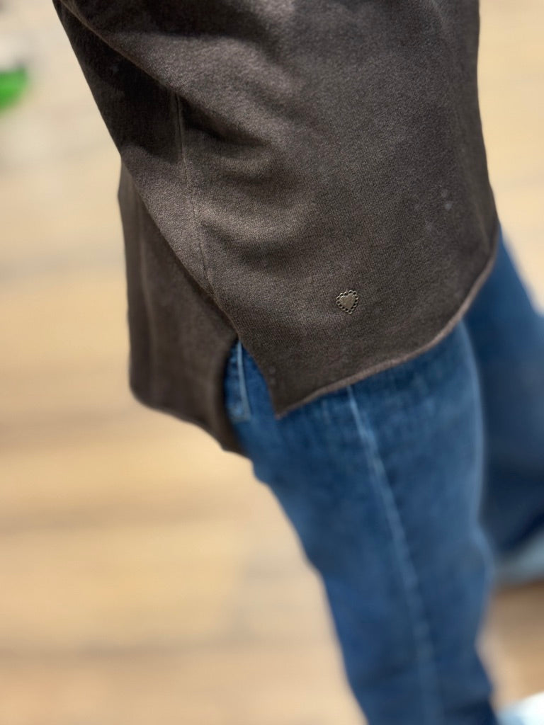 Maglia taglio regular con scollo a barca.