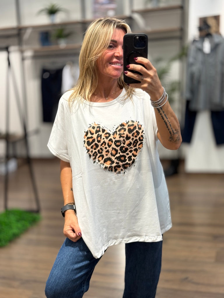 T-shirt con stampa cuore animalier