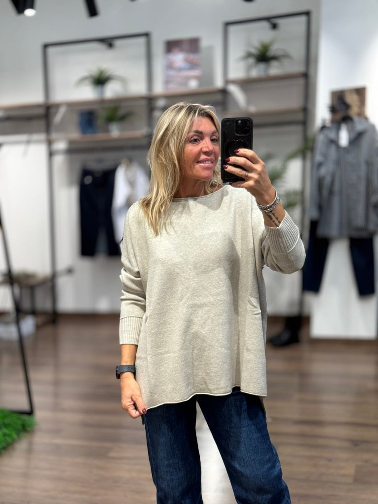 Maglia ampia con scollo a barca