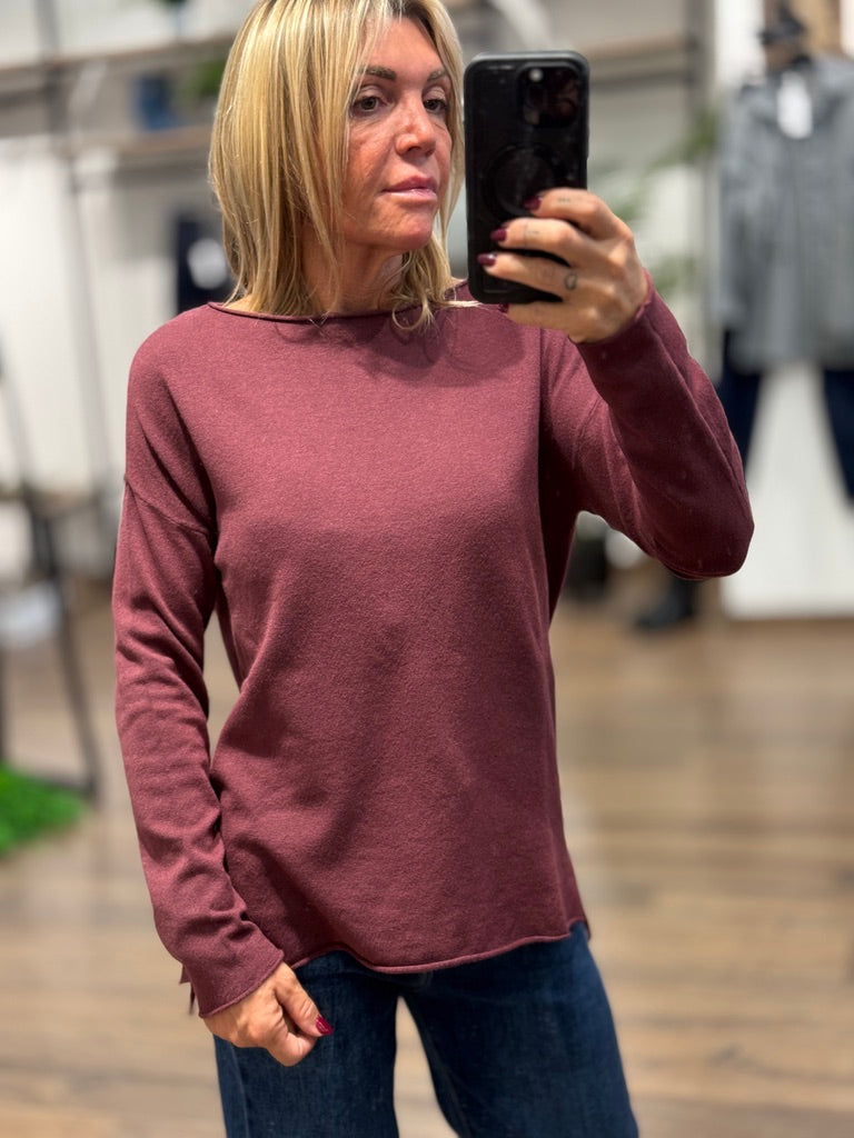 Maglia taglio regular con scollo a barca.