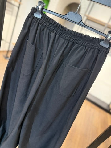 Pantalone con gamba morbida e con coulisse sulla caviglia