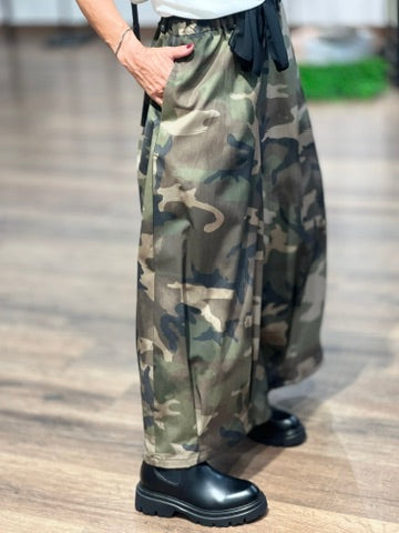 Pantalone palazzo cropped camouflage