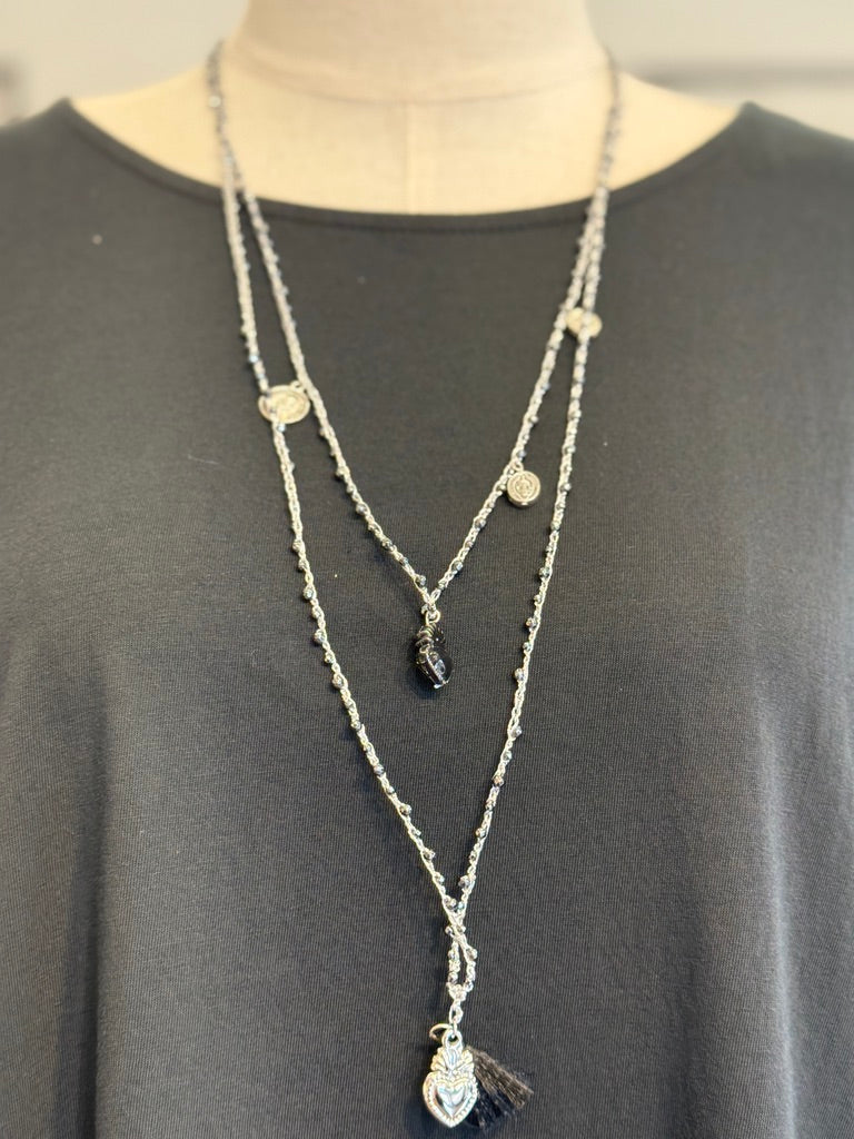 Collana lunga filo sottile con dettagli argentati