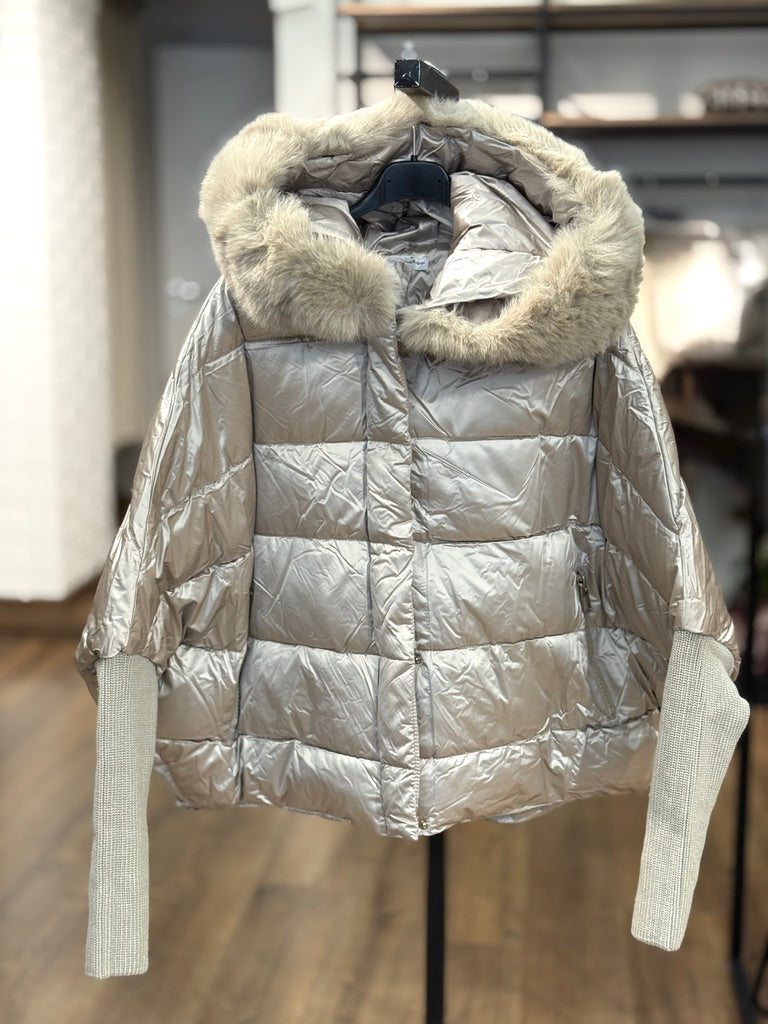 Giaccone con maniche in maglia e cappuccio