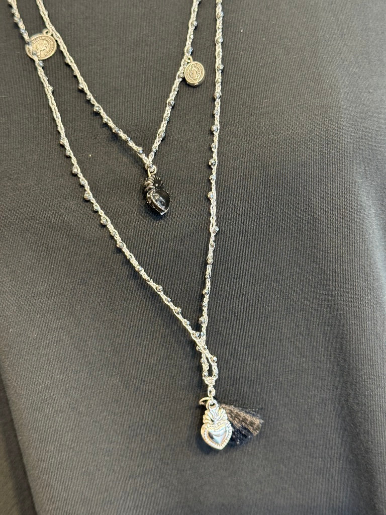 Collana lunga filo sottile con dettagli argentati