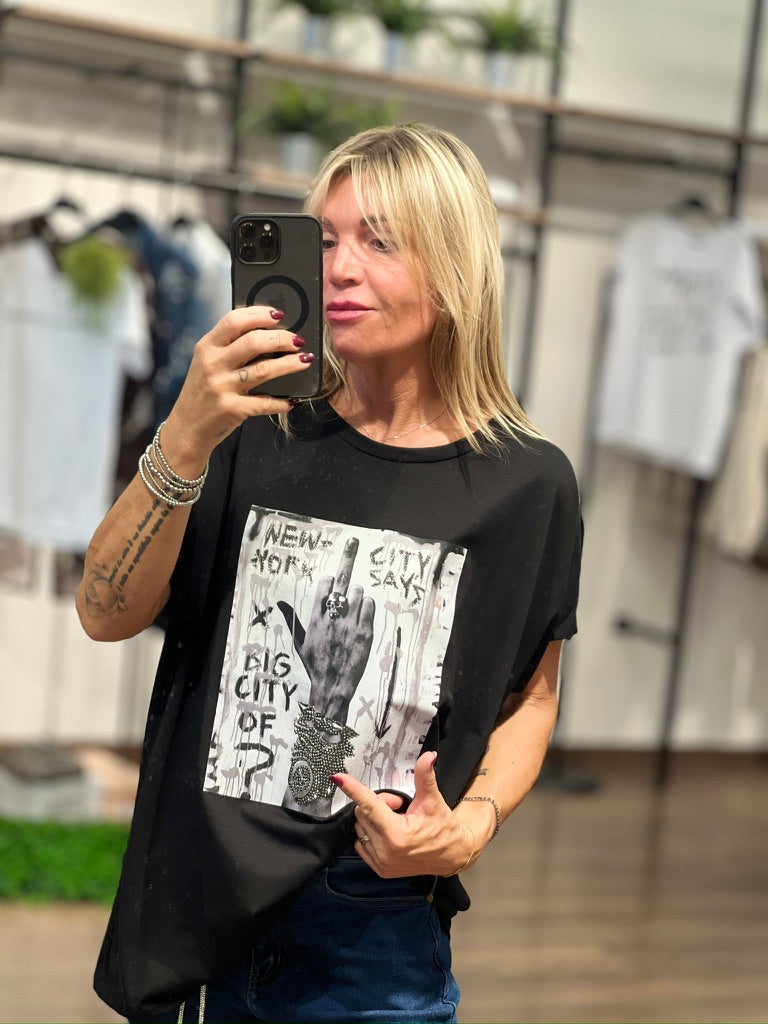 T-shirt con stampa in bianco e nero.