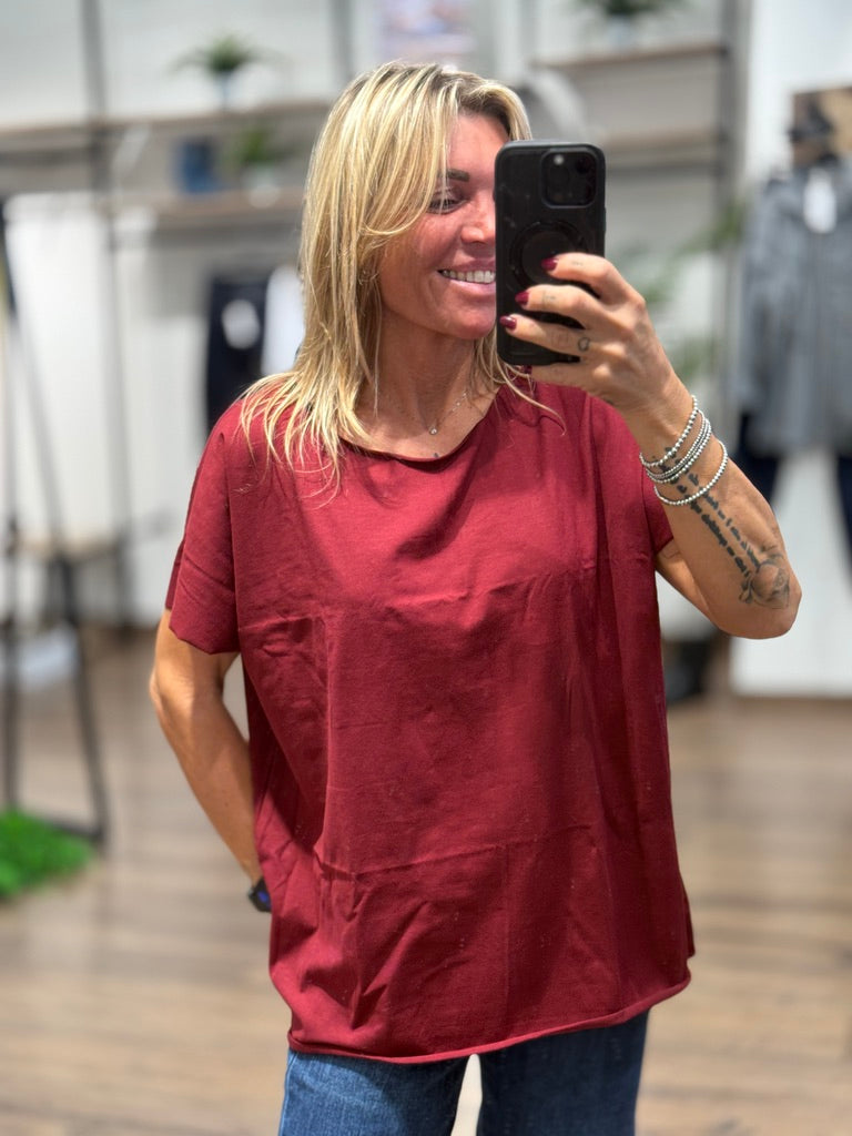 T-shirt basica con scollo a barca in taglio vivo
