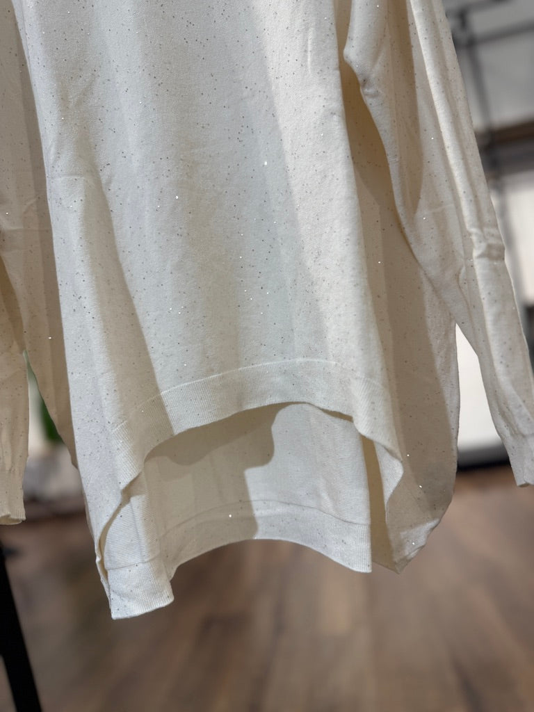 Maglia con scollo a barca con dettagli luminosi.
