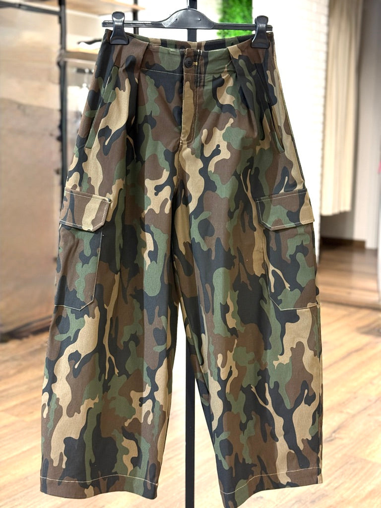 Pantalone camouflage con tashe