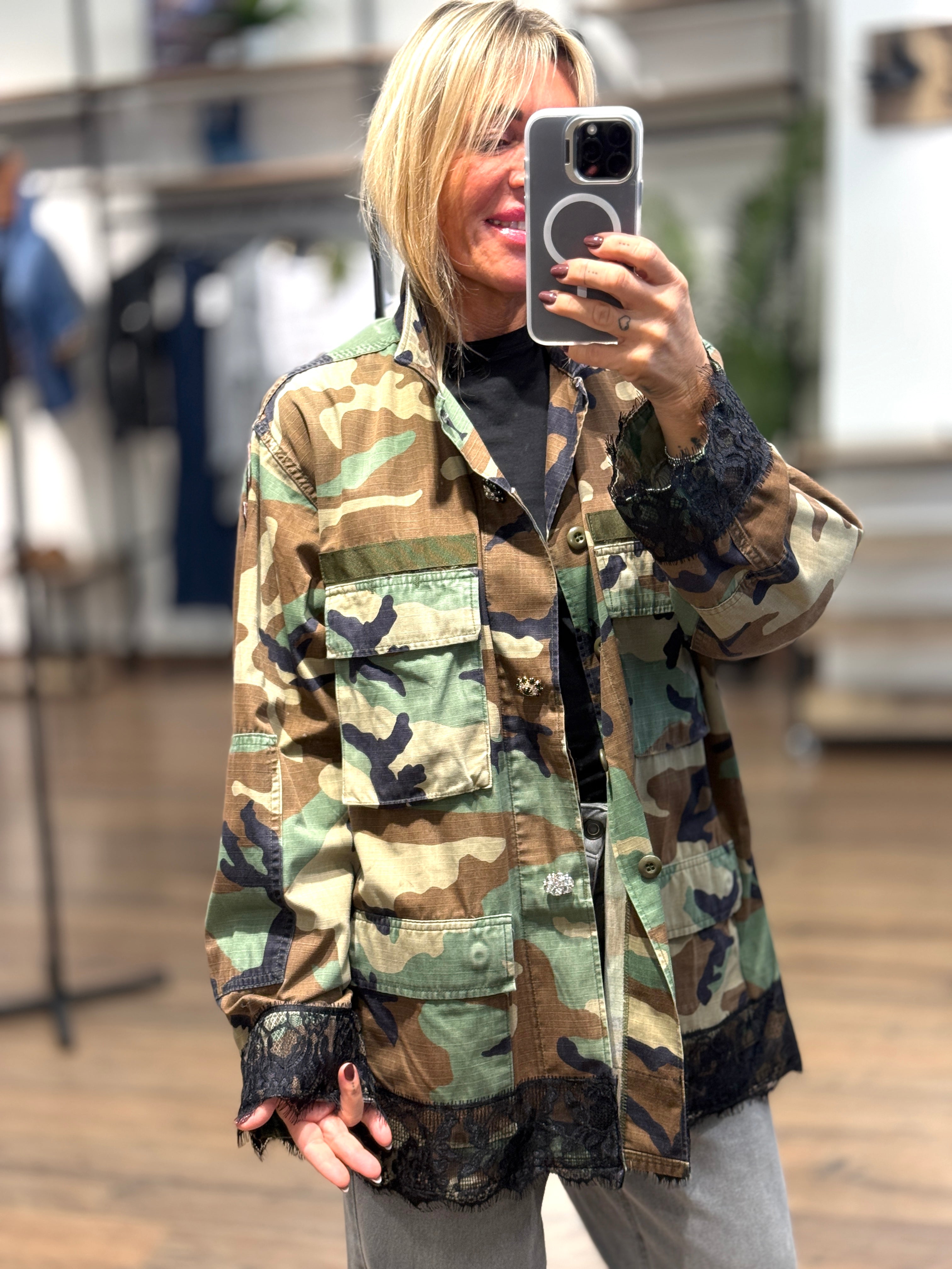 Giacca camouflage con bottoni gioiello