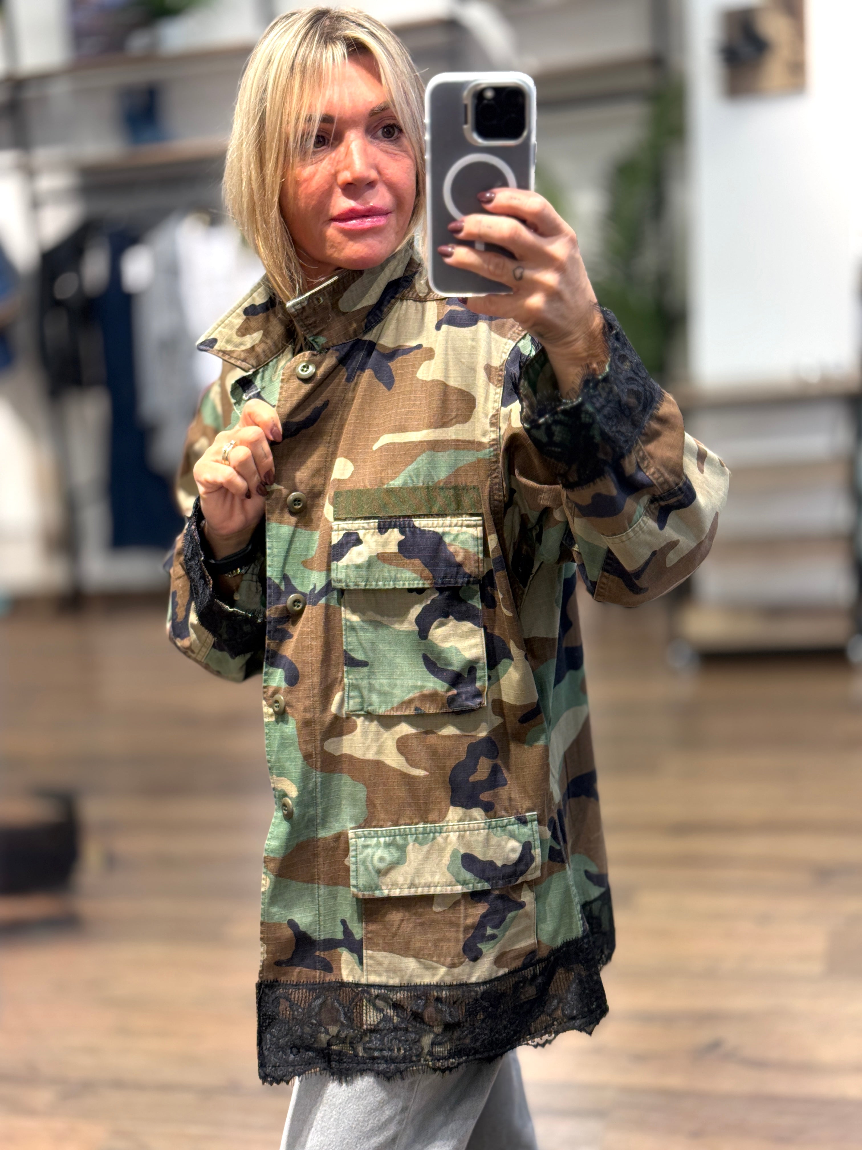 Giacca camouflage con bottoni gioiello