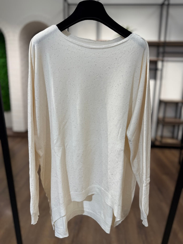 Maglia con scollo a barca con dettagli luminosi.