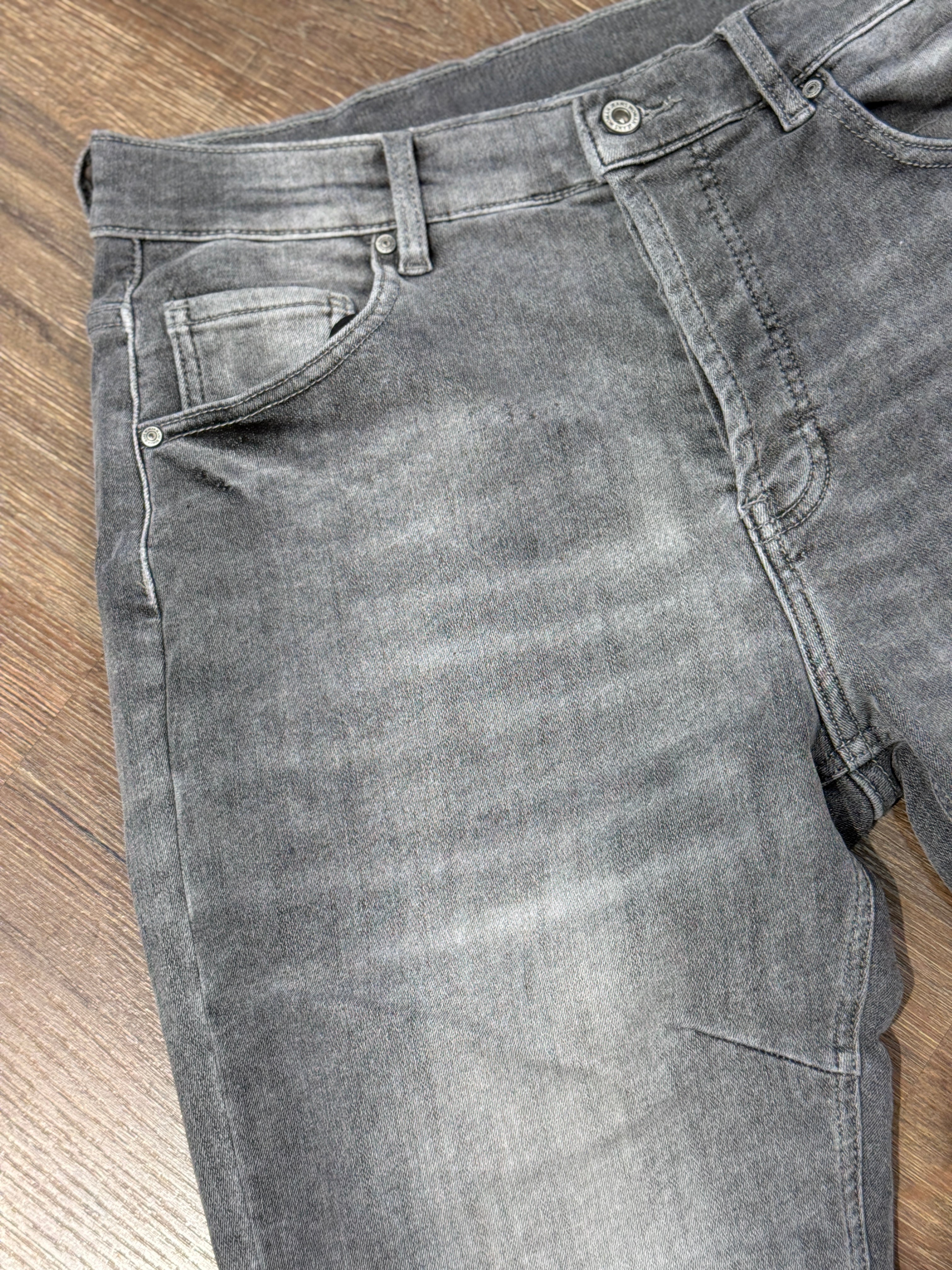 Jeans grigio  con chiusura bottoni