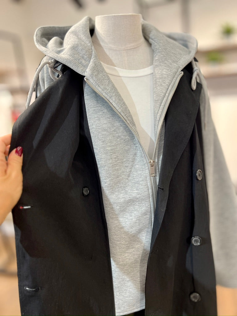 Trench bicolor con inserti in felpa