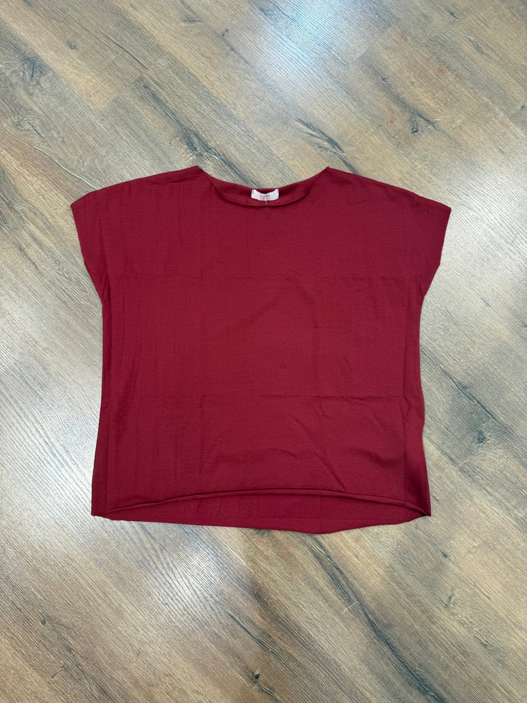 T-shirt basica con scollo a barca in taglio vivo