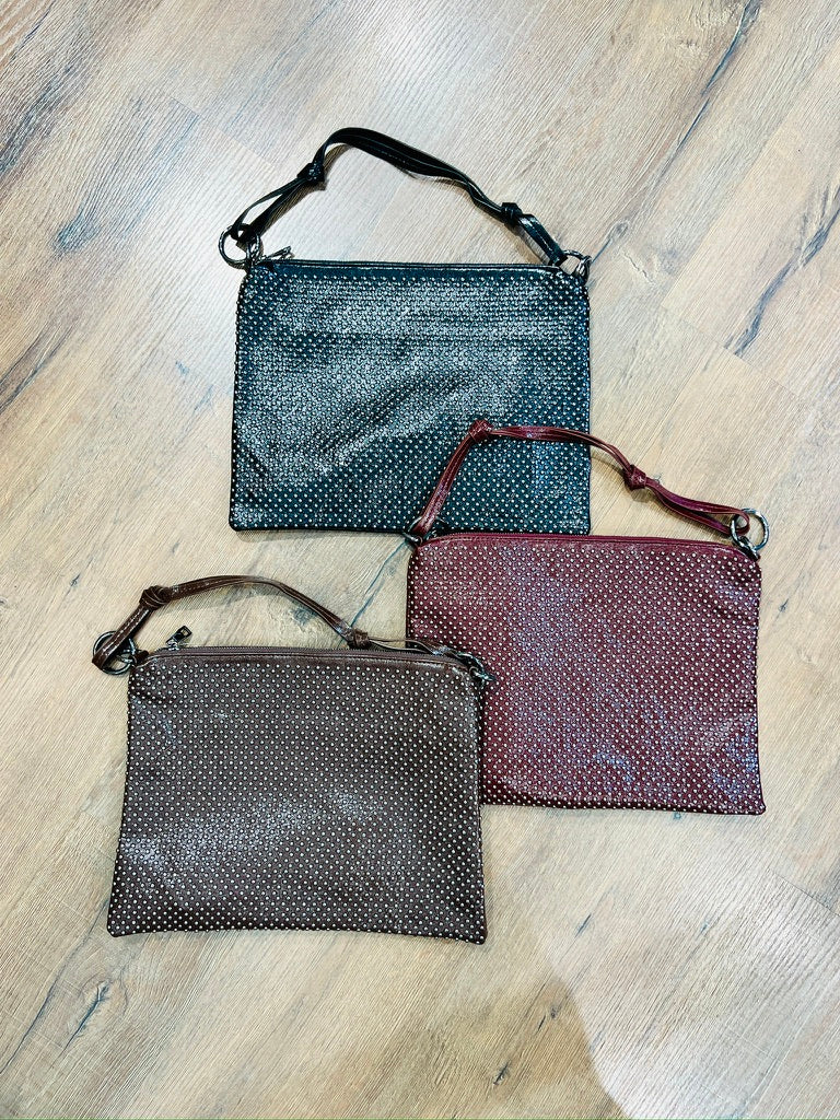 Borsa piatta con borchiette