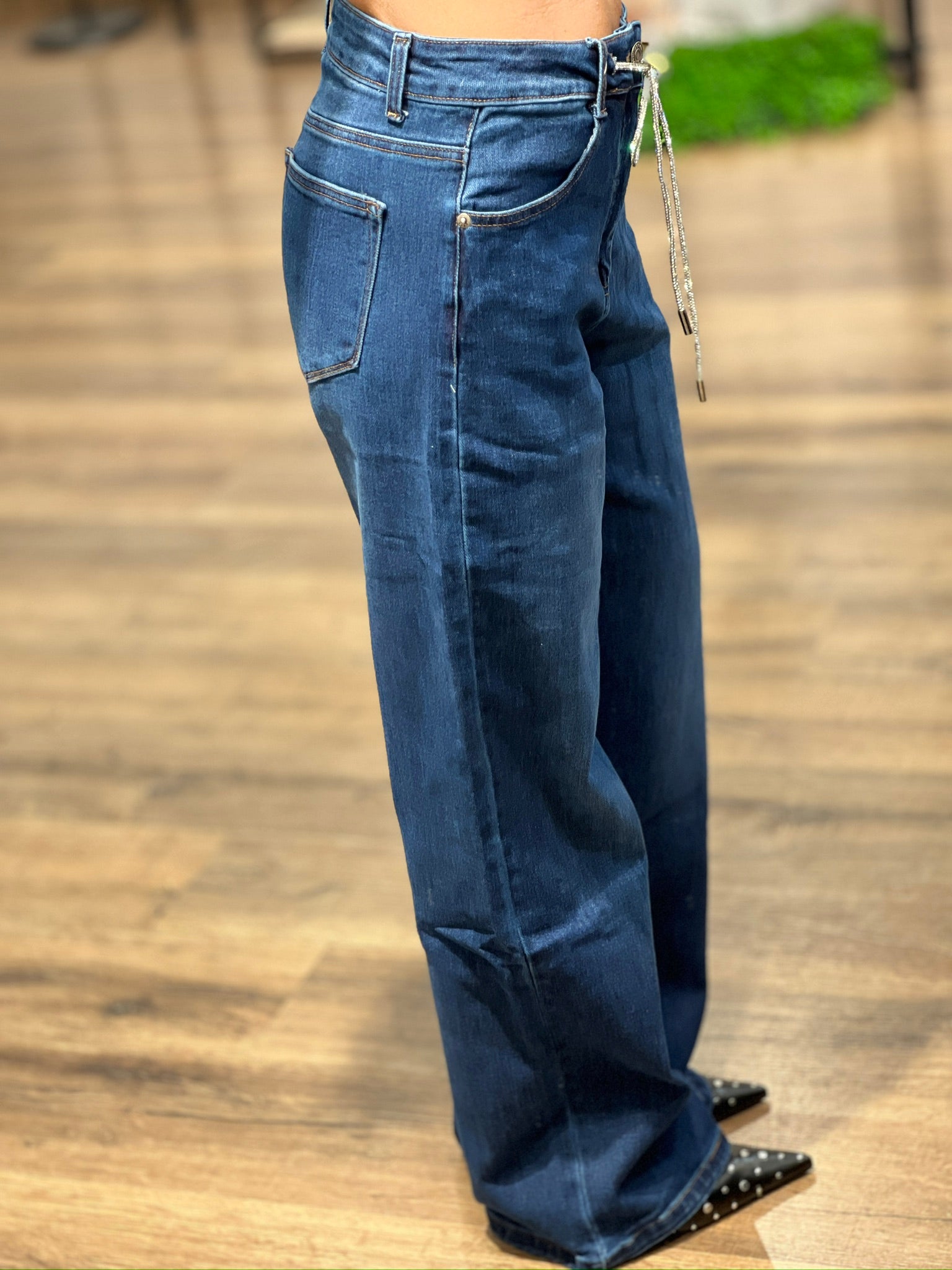 Jeans a palazzo con cintura di brillantini