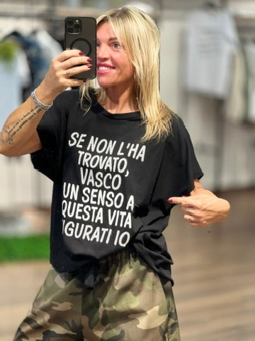T-shirt con scritta e brillantini