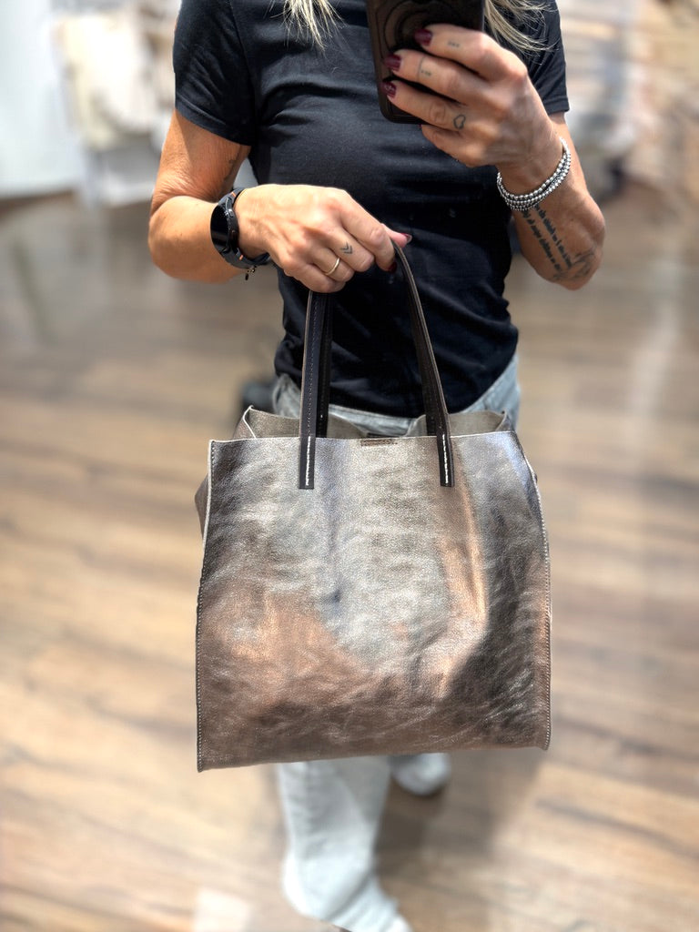 Borsa in pelle effetto metallo