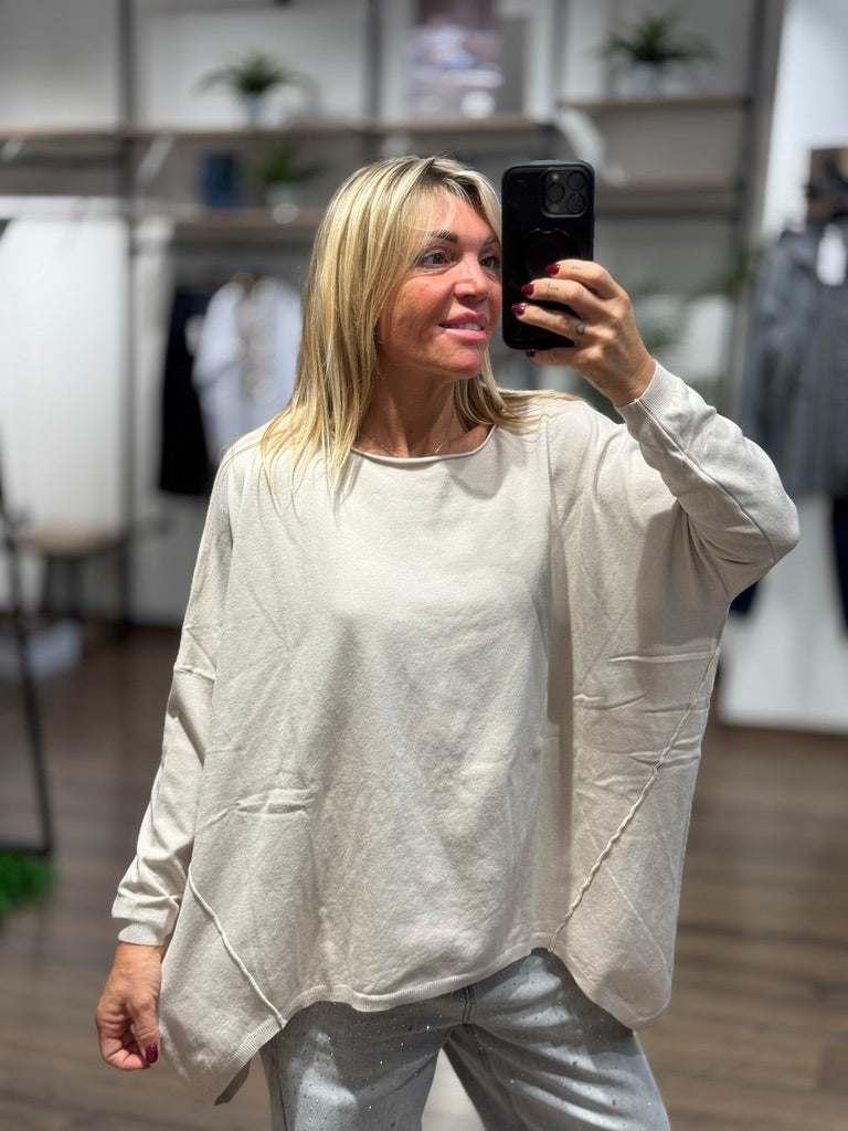 Maglia morbida con scollo a barca