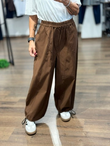 Pantalone con gamba morbida e con coulisse sulla caviglia