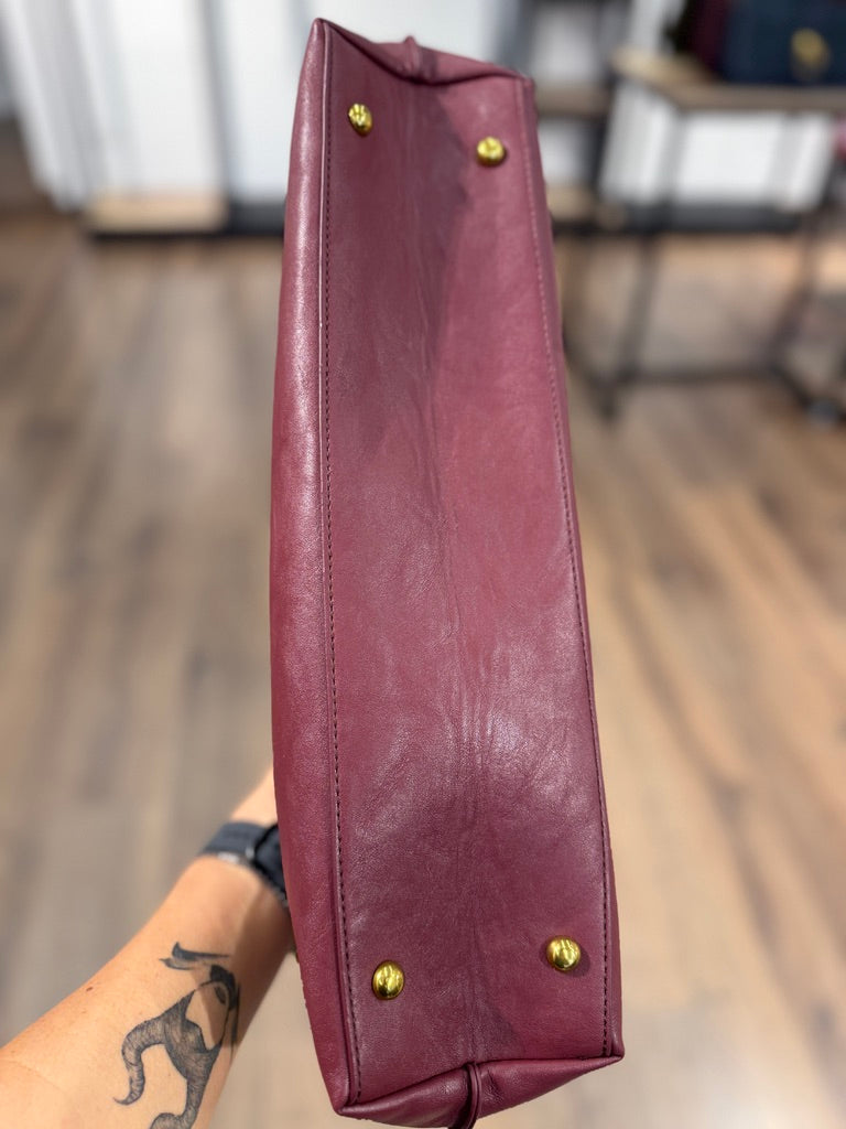 Borsa a mano con chiusura in metallo oro