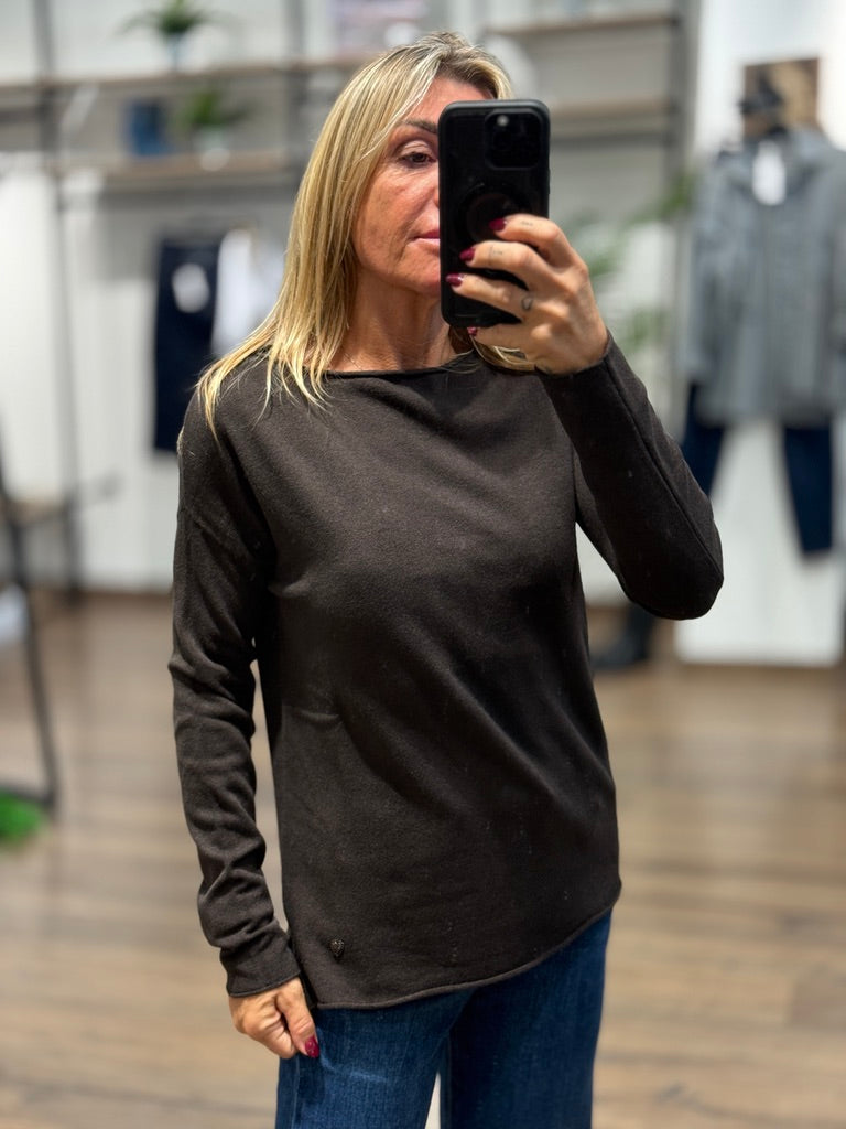 Maglia taglio regular con scollo a barca.