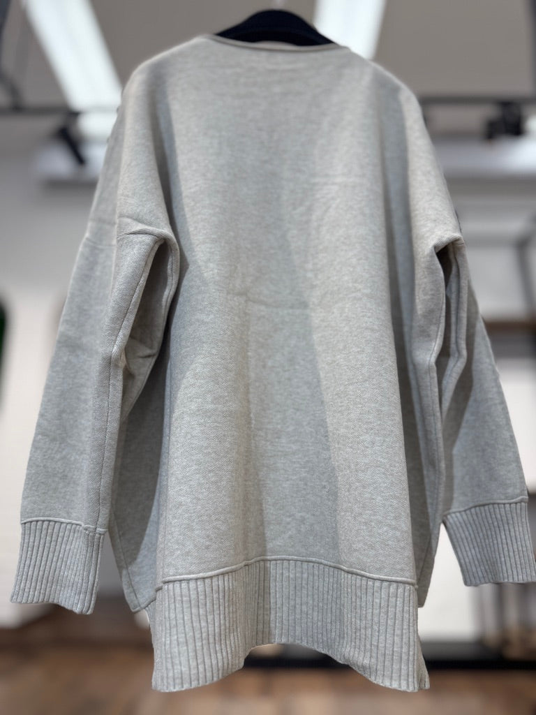 Maglia ampia con scollo a barca