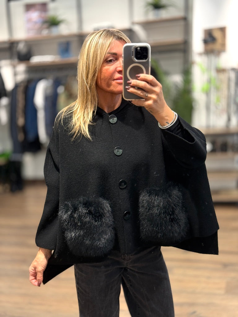Giacca con inserti tasche in pelo ecologico