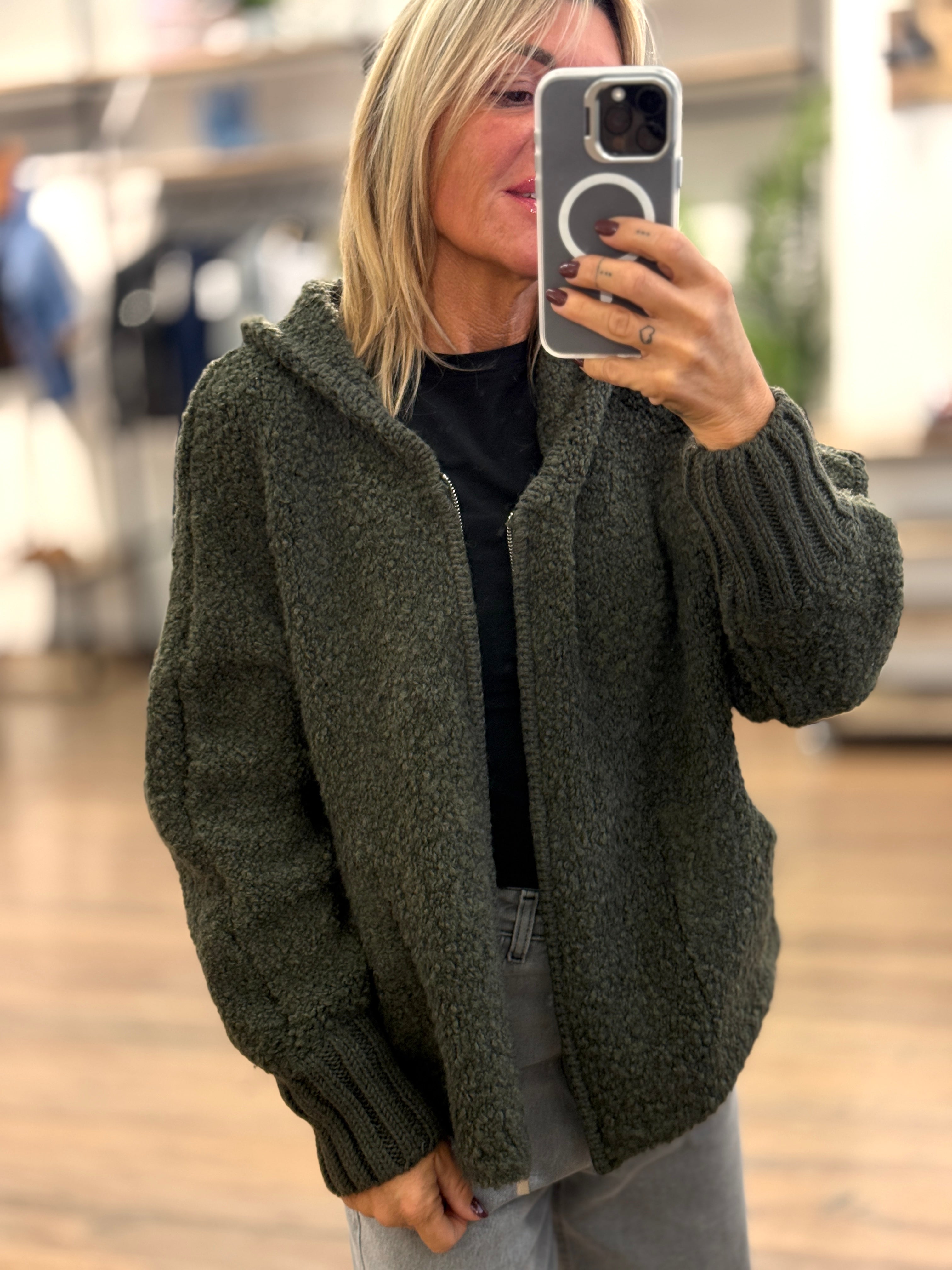 Maglia effetto boucle' con zip e cappuccio