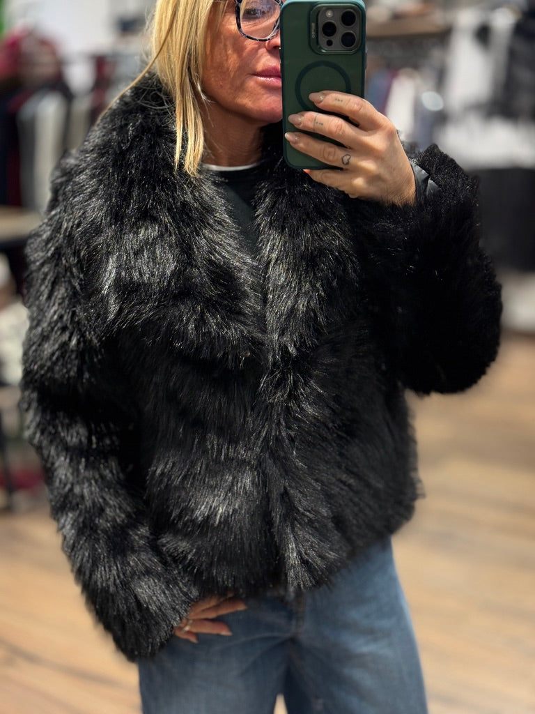 Giacca in ecopelliccia con allacciattura con gancio