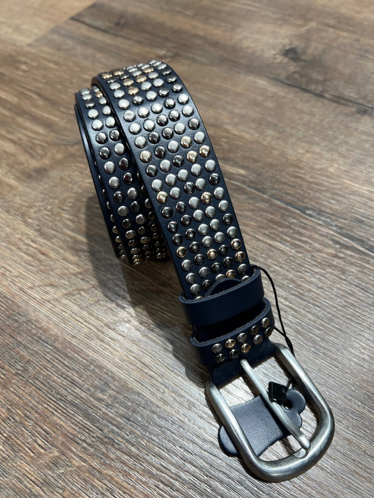 Cintura in pelle con borchie