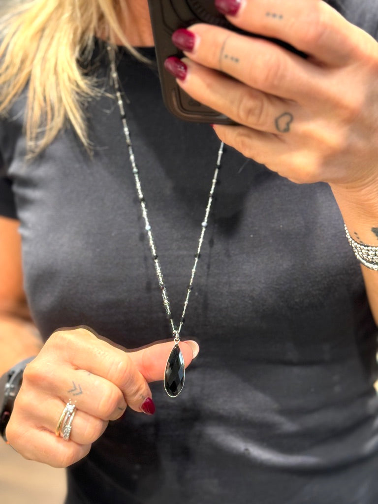 Collana filo sottile con pendente nero a goccia