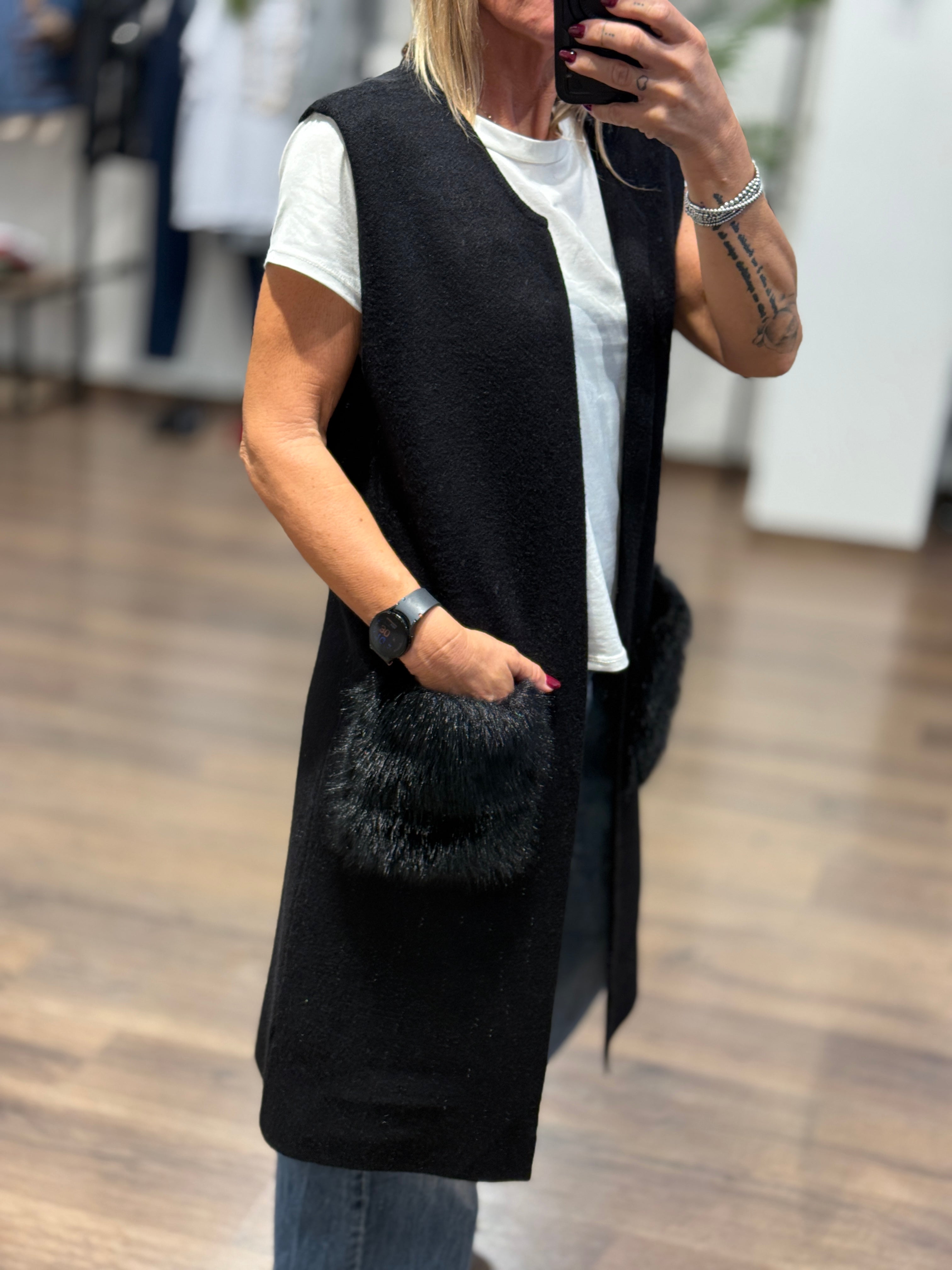 Gilet lungo in maglia con tasche in ecopelo